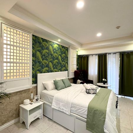 One Bedroom With Balcony By Christine Suites Ph In Greenbelt Radisson Makati City Exterior foto