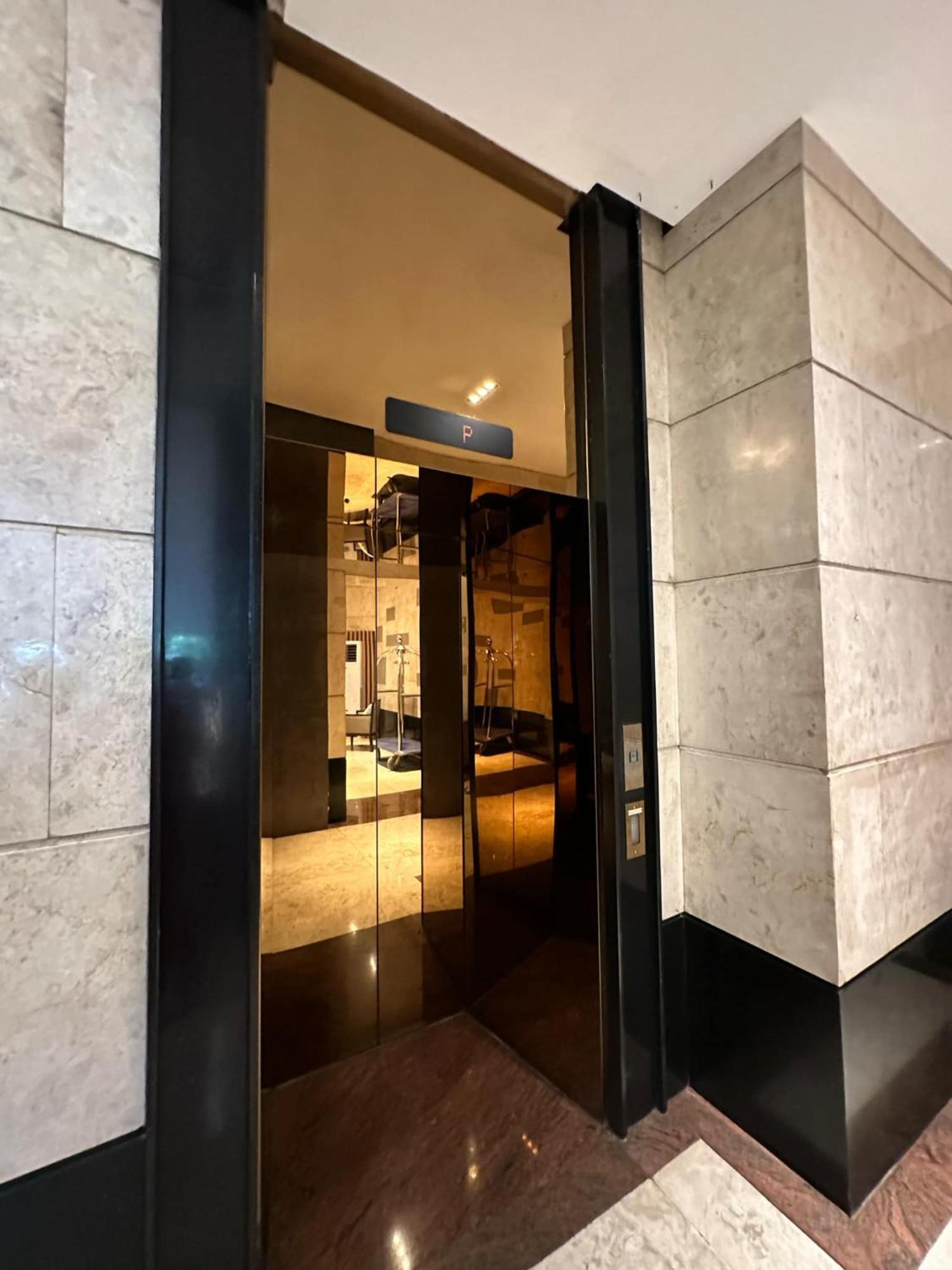 One Bedroom With Balcony By Christine Suites Ph In Greenbelt Radisson Makati City Exterior foto