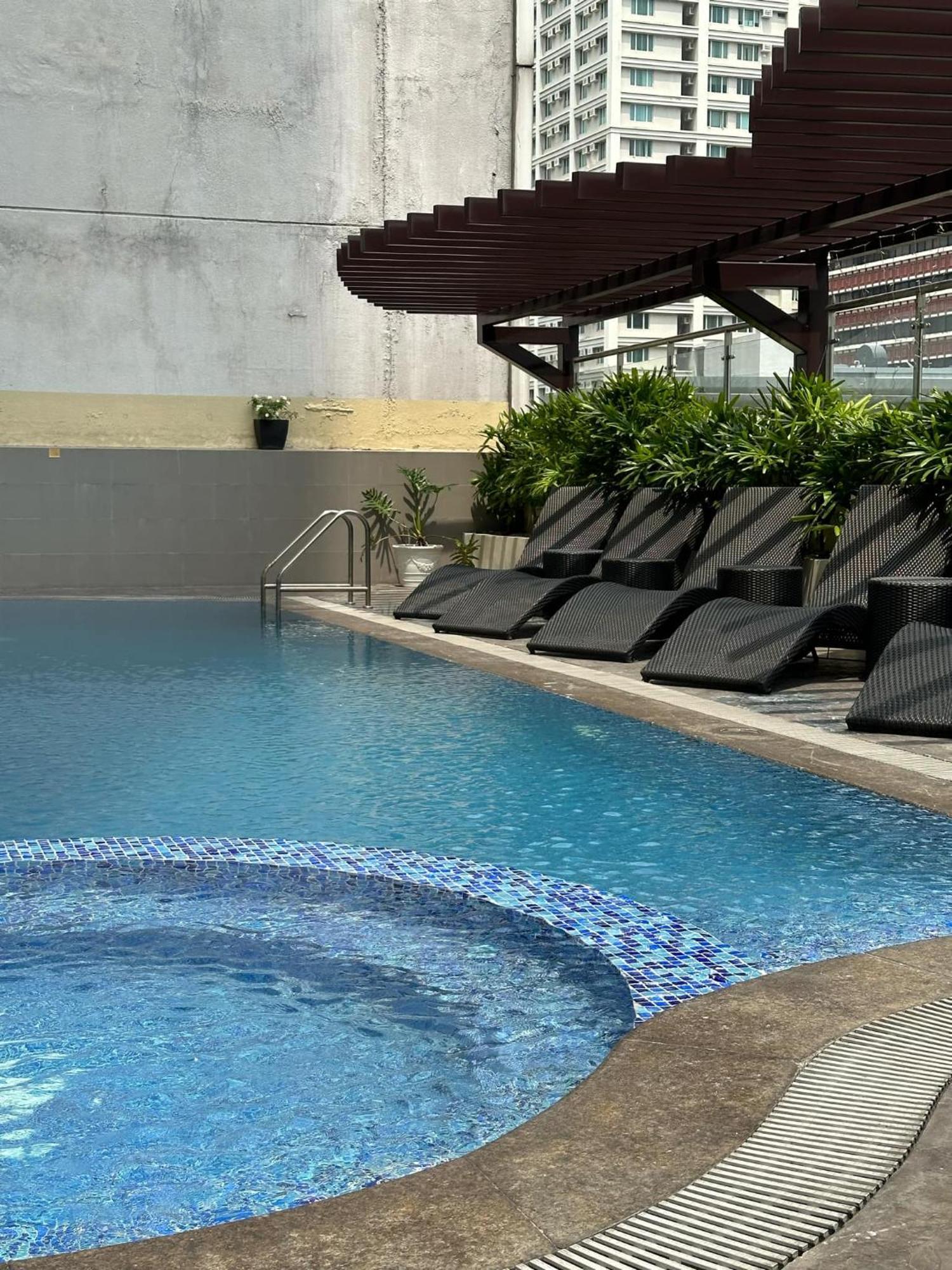 One Bedroom With Balcony By Christine Suites Ph In Greenbelt Radisson Makati City Exterior foto