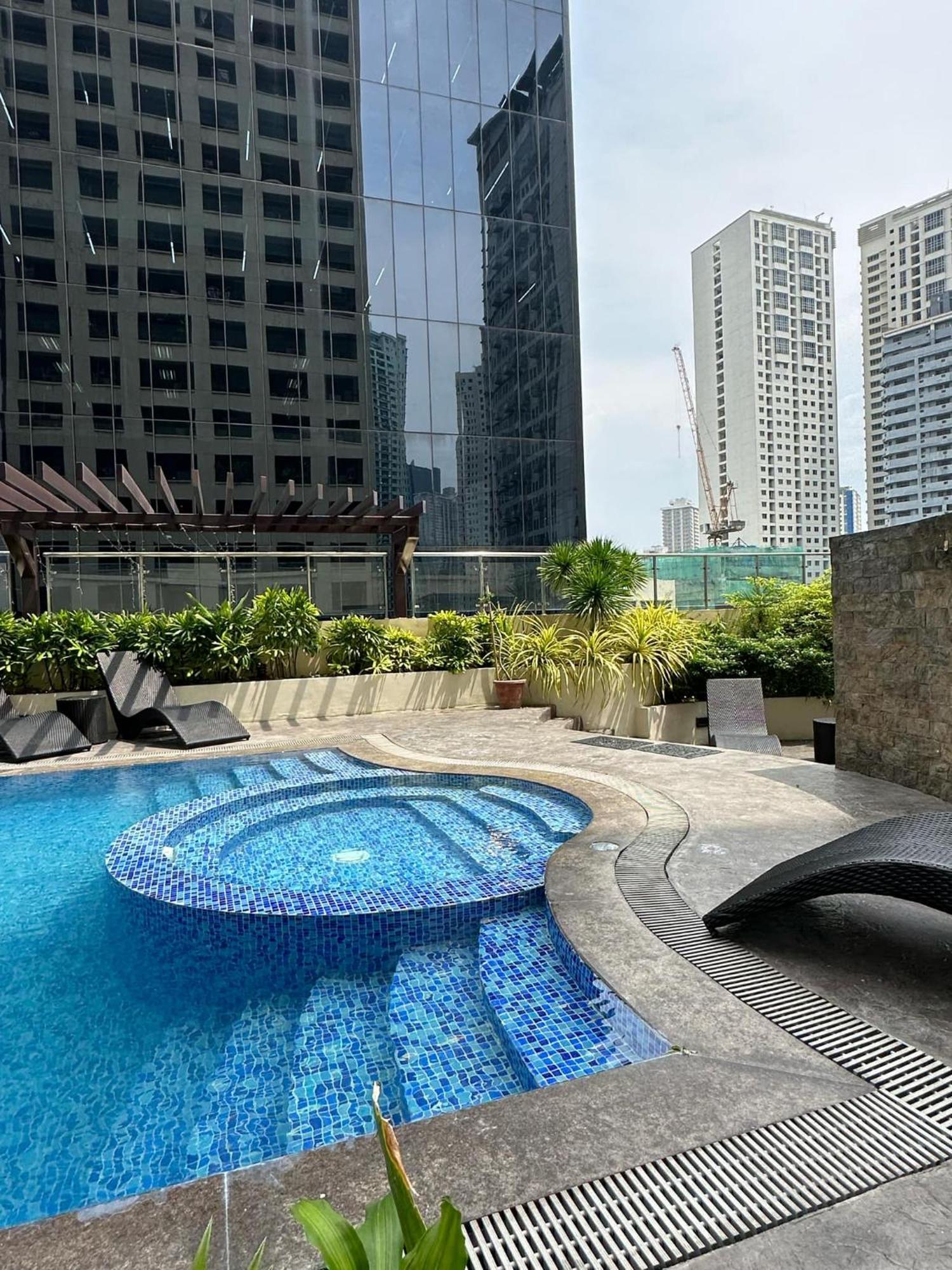 One Bedroom With Balcony By Christine Suites Ph In Greenbelt Radisson Makati City Exterior foto