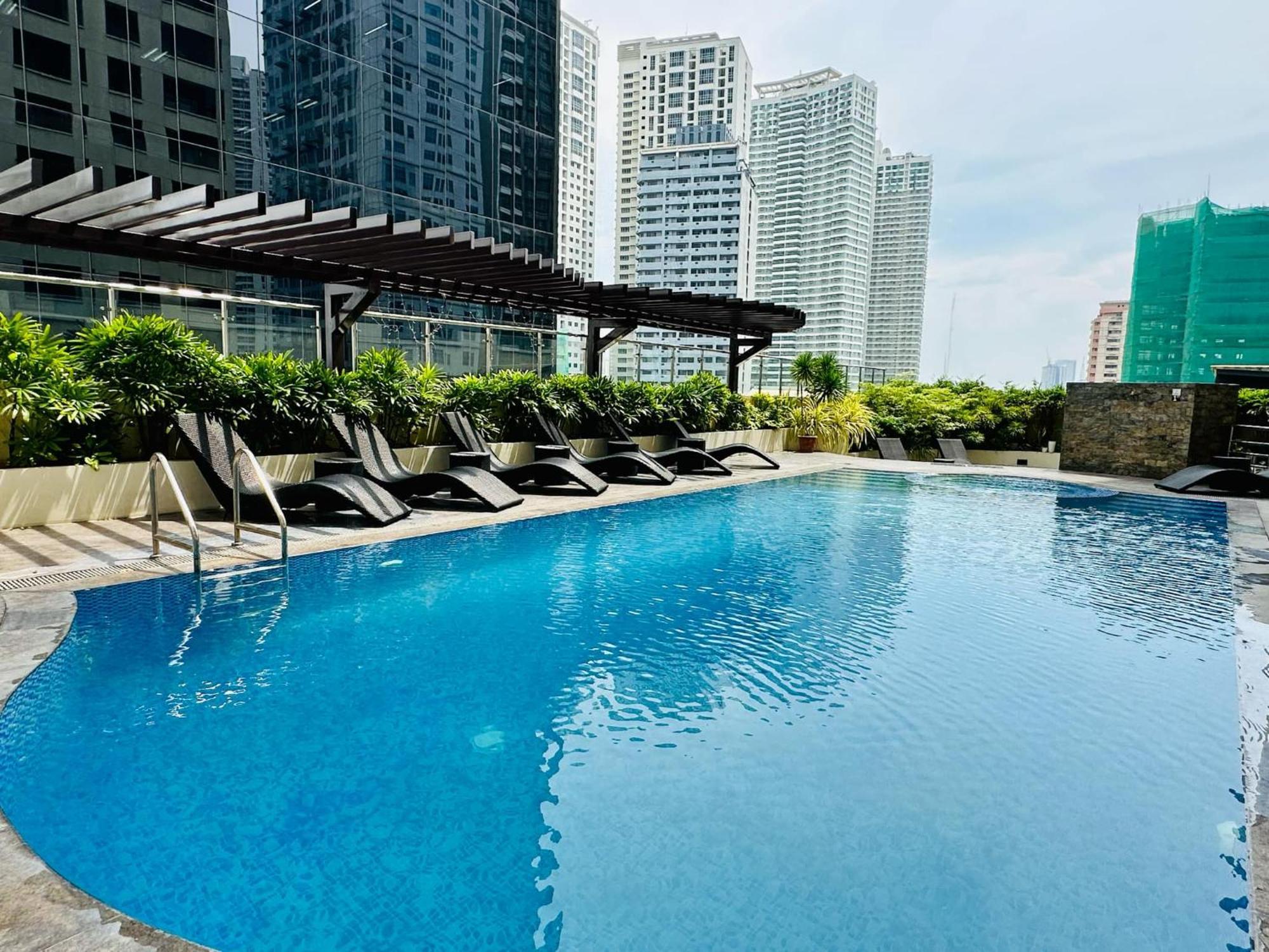 One Bedroom With Balcony By Christine Suites Ph In Greenbelt Radisson Makati City Exterior foto