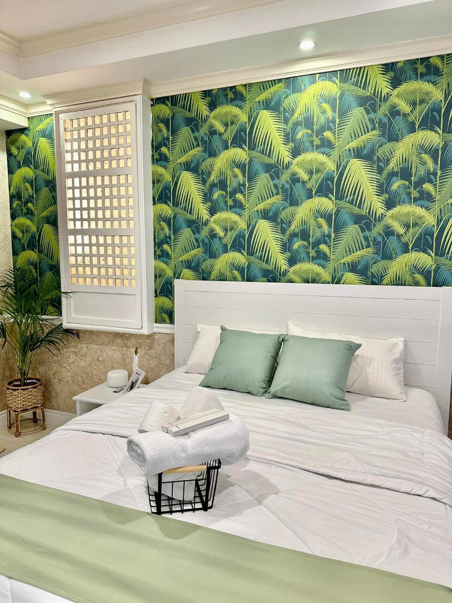 One Bedroom With Balcony By Christine Suites Ph In Greenbelt Radisson Makati City Exterior foto