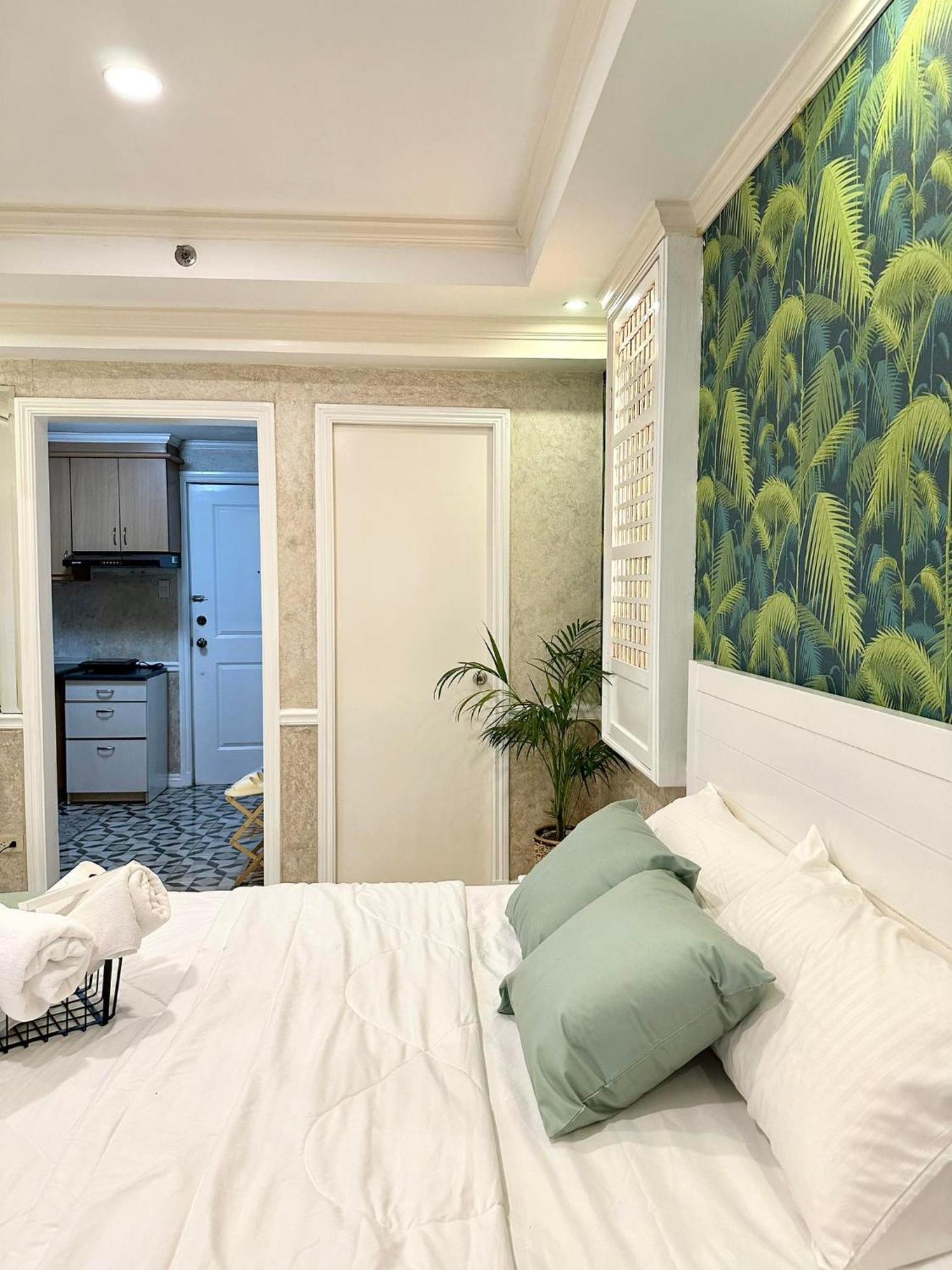 One Bedroom With Balcony By Christine Suites Ph In Greenbelt Radisson Makati City Exterior foto