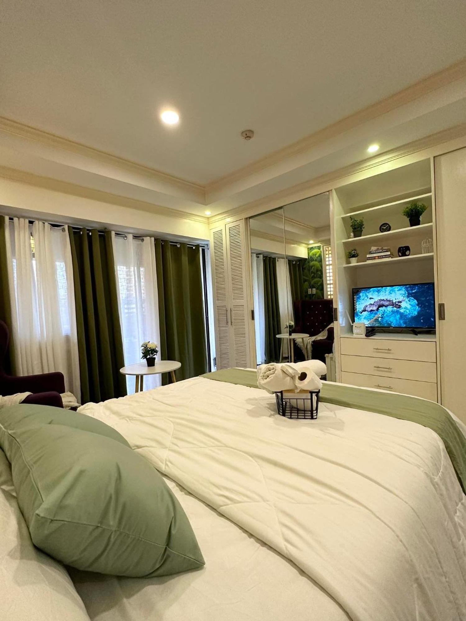 One Bedroom With Balcony By Christine Suites Ph In Greenbelt Radisson Makati City Exterior foto