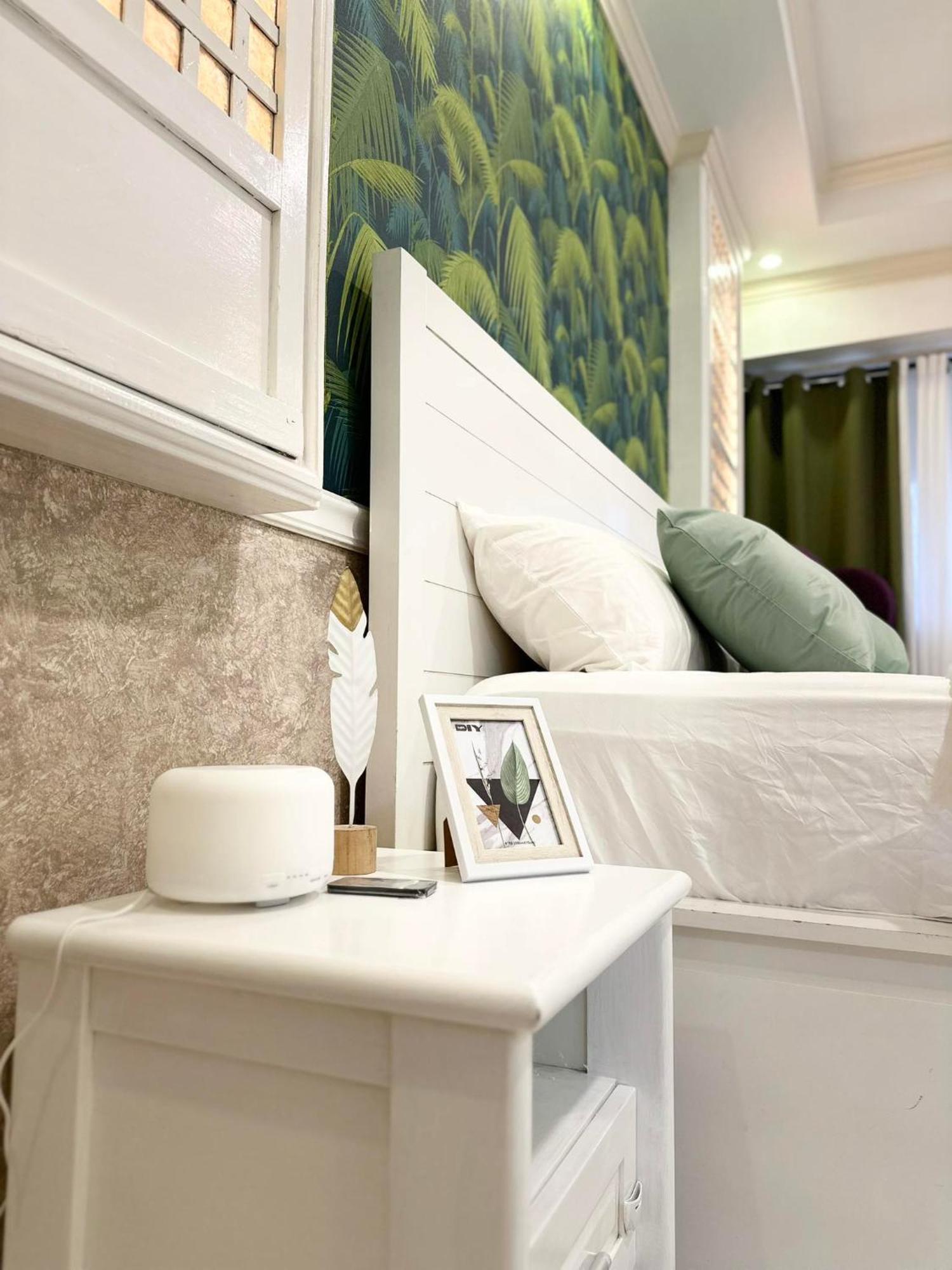 One Bedroom With Balcony By Christine Suites Ph In Greenbelt Radisson Makati City Exterior foto