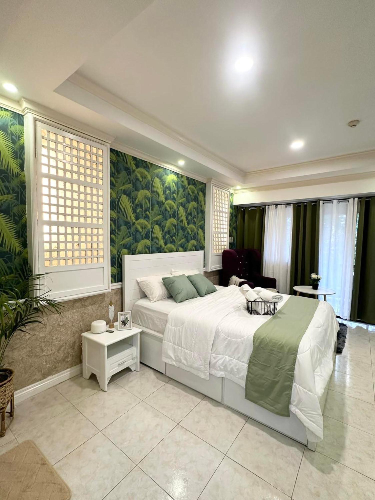 One Bedroom With Balcony By Christine Suites Ph In Greenbelt Radisson Makati City Exterior foto