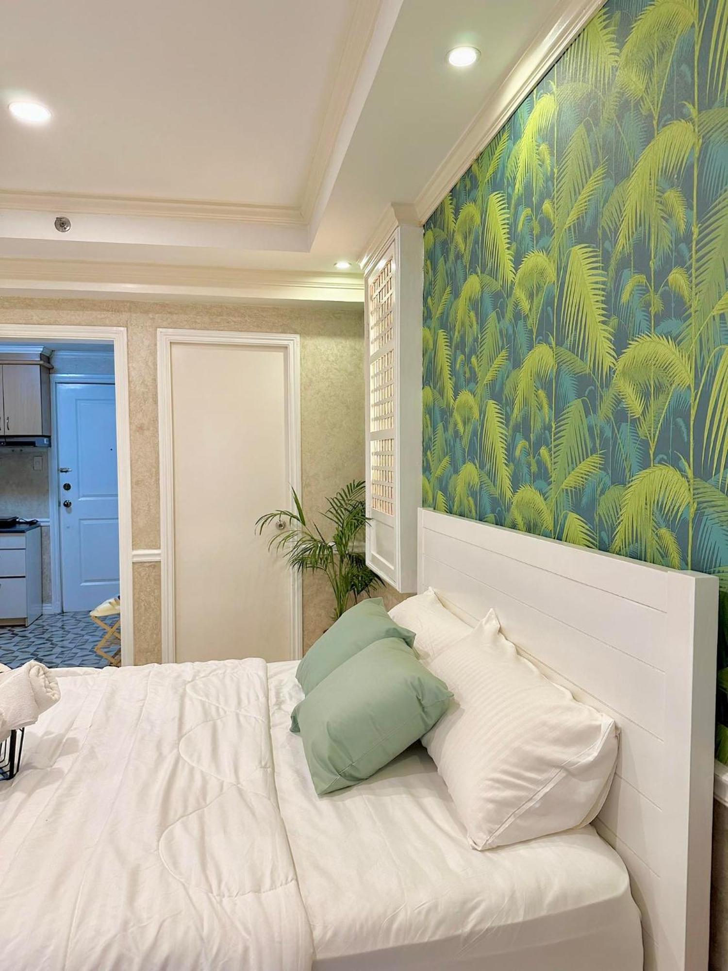 One Bedroom With Balcony By Christine Suites Ph In Greenbelt Radisson Makati City Exterior foto