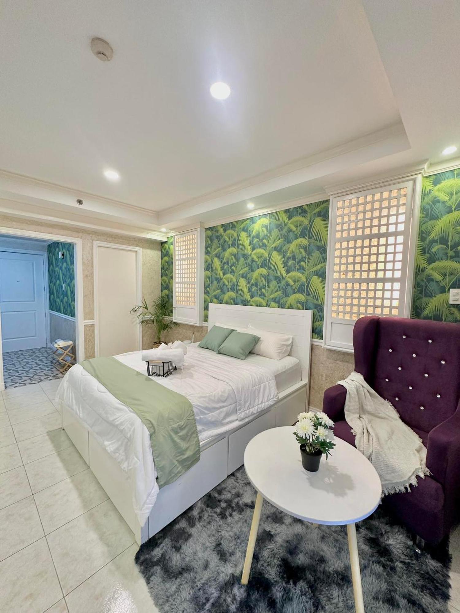 One Bedroom With Balcony By Christine Suites Ph In Greenbelt Radisson Makati City Exterior foto
