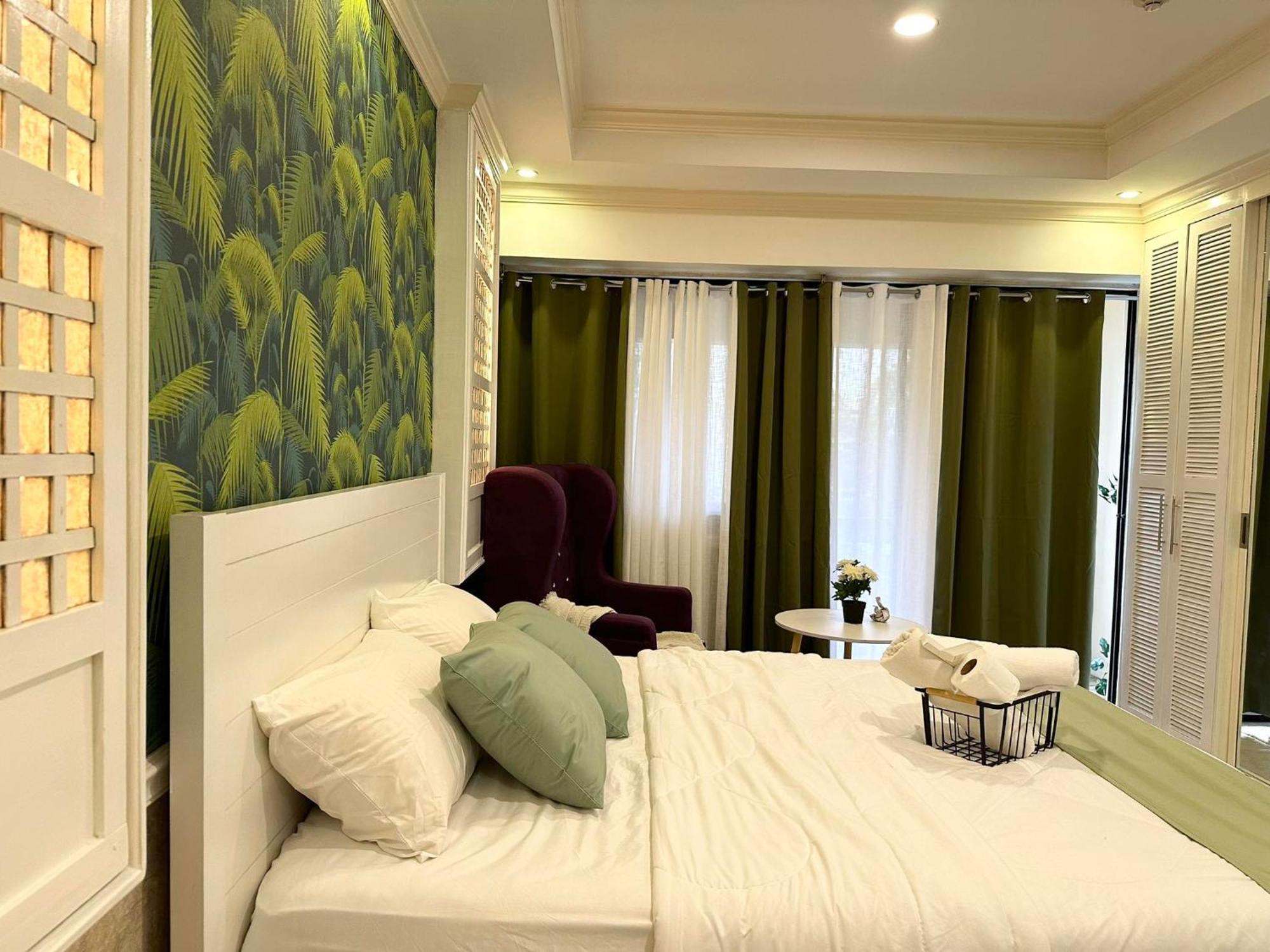 One Bedroom With Balcony By Christine Suites Ph In Greenbelt Radisson Makati City Exterior foto