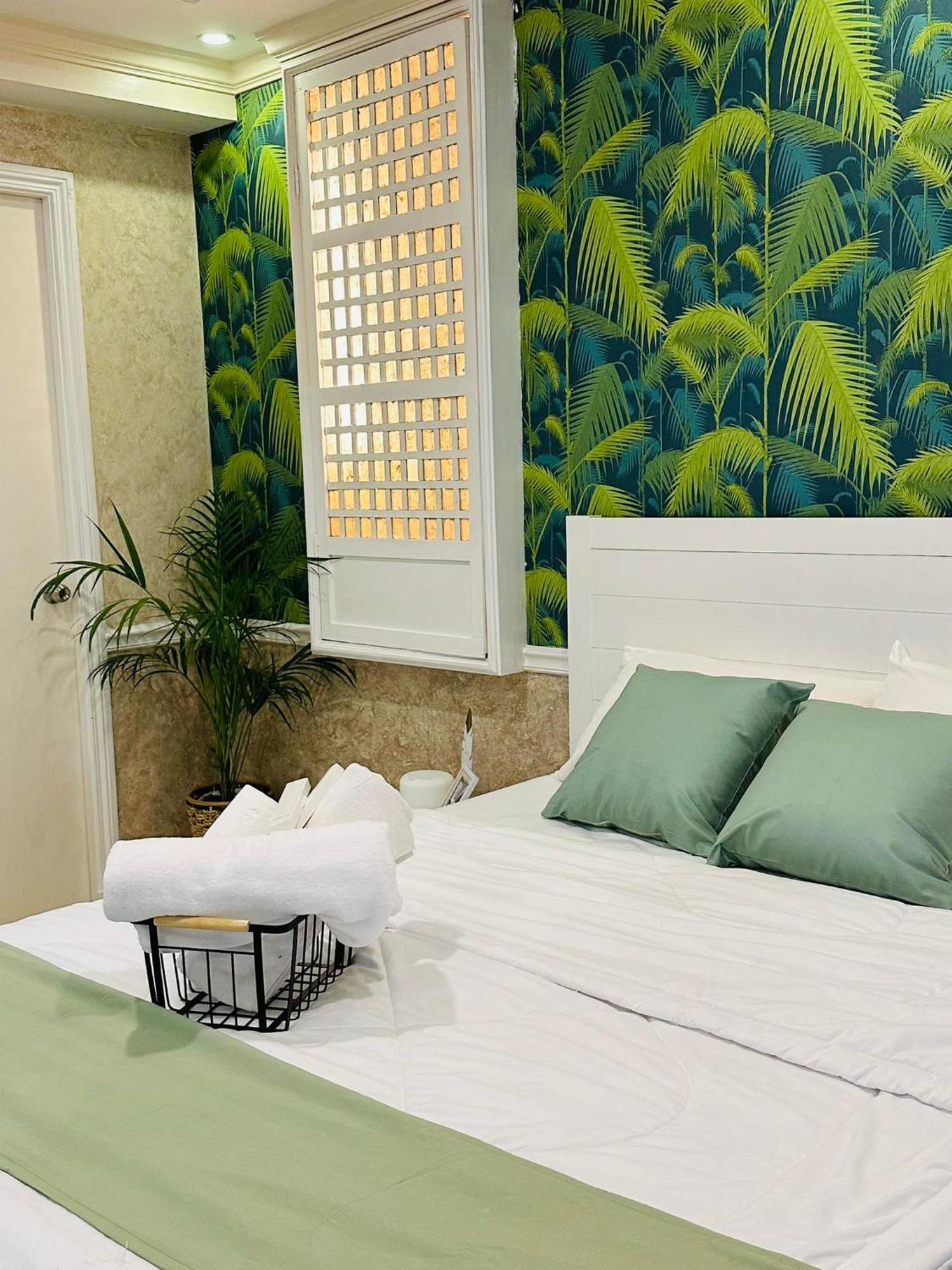 One Bedroom With Balcony By Christine Suites Ph In Greenbelt Radisson Makati City Exterior foto