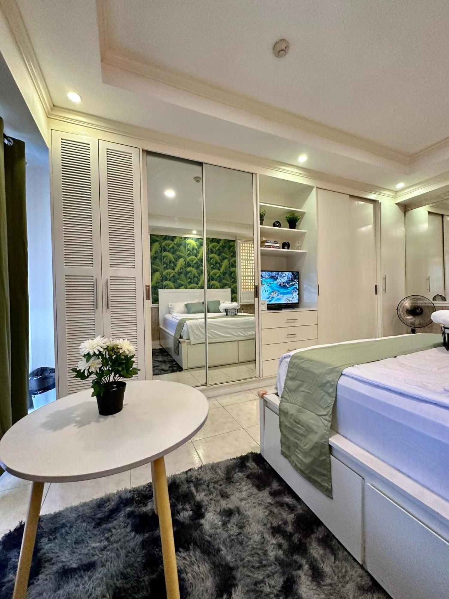 One Bedroom With Balcony By Christine Suites Ph In Greenbelt Radisson Makati City Exterior foto