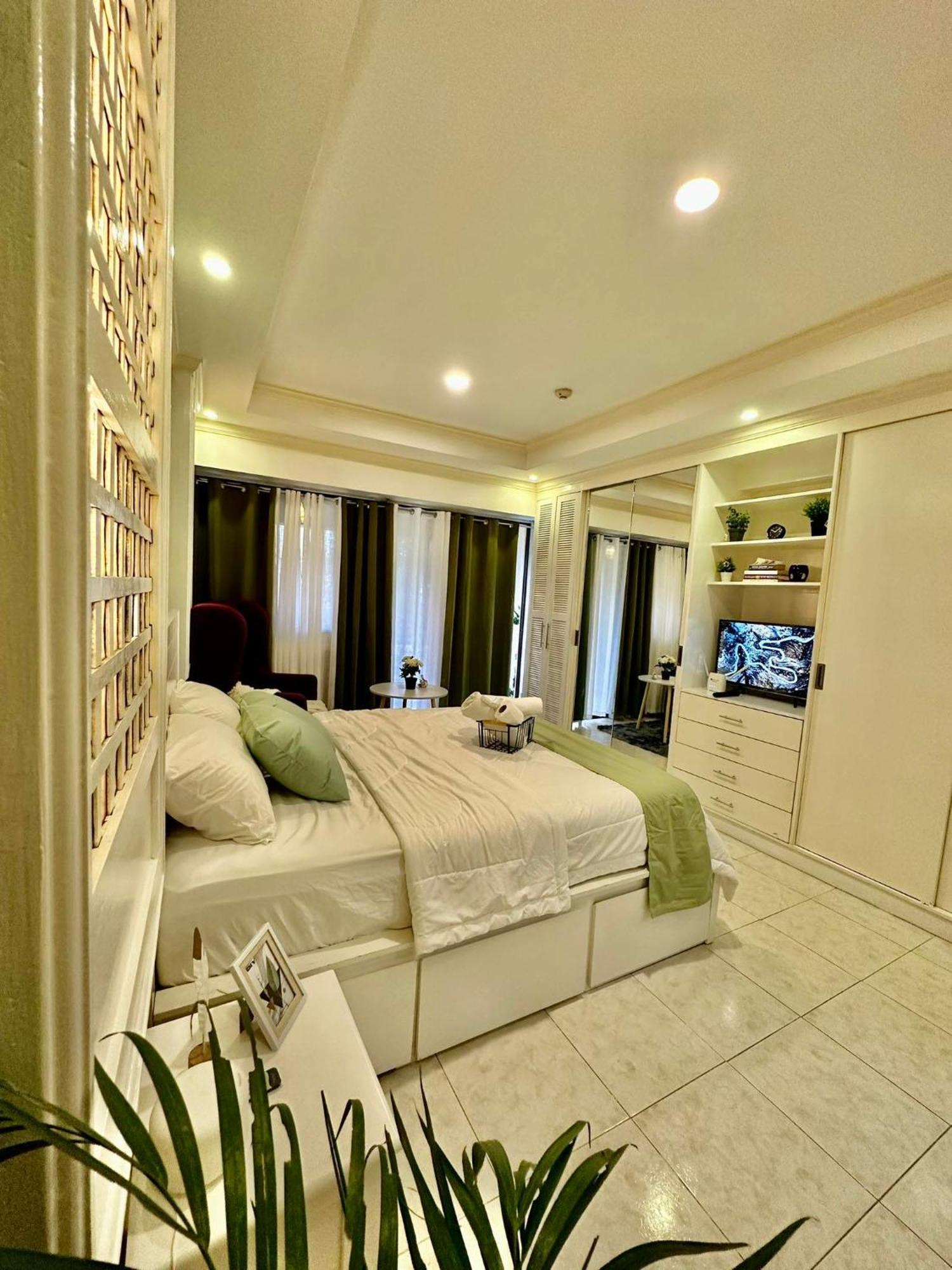 One Bedroom With Balcony By Christine Suites Ph In Greenbelt Radisson Makati City Exterior foto