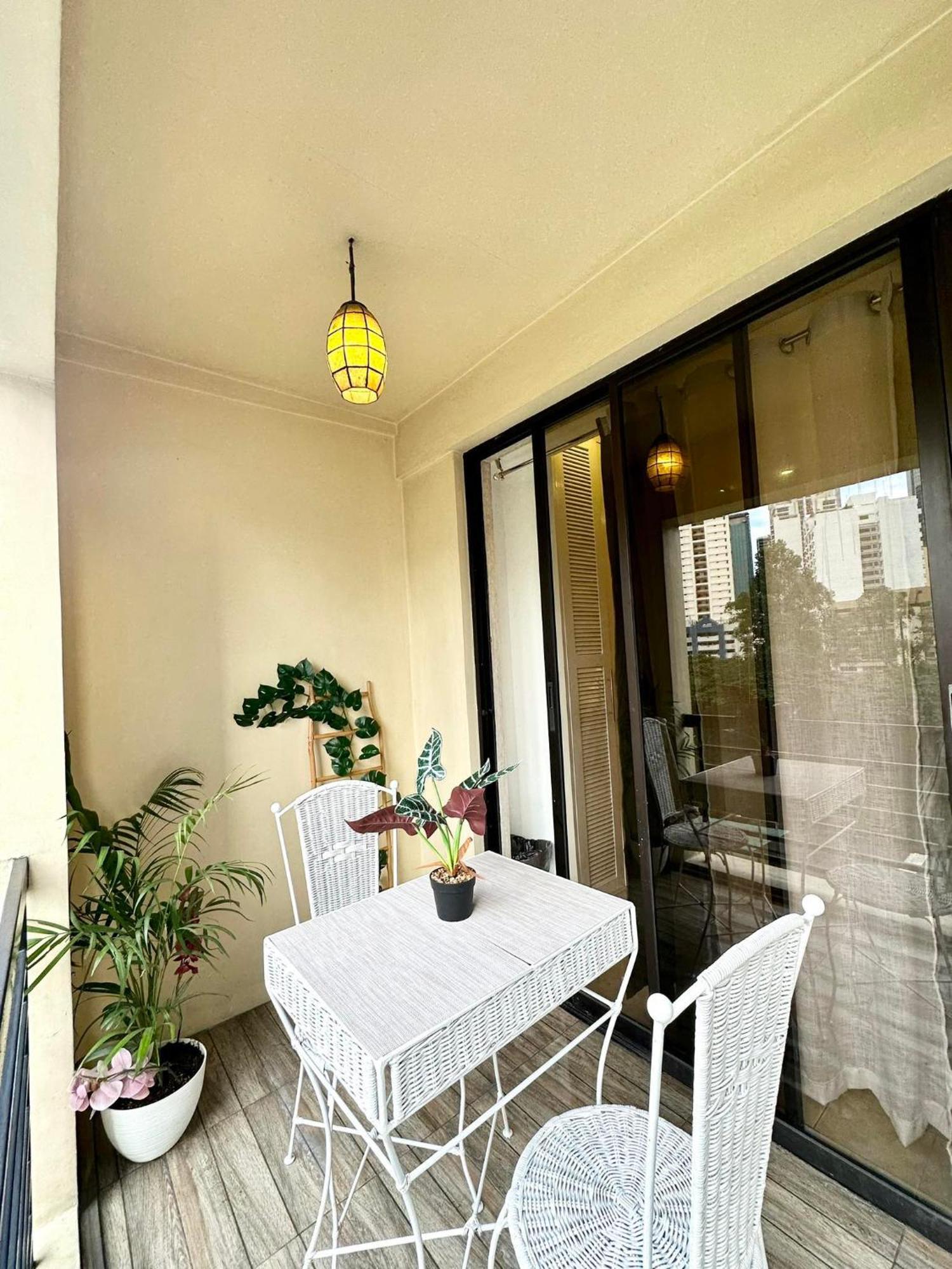 One Bedroom With Balcony By Christine Suites Ph In Greenbelt Radisson Makati City Exterior foto