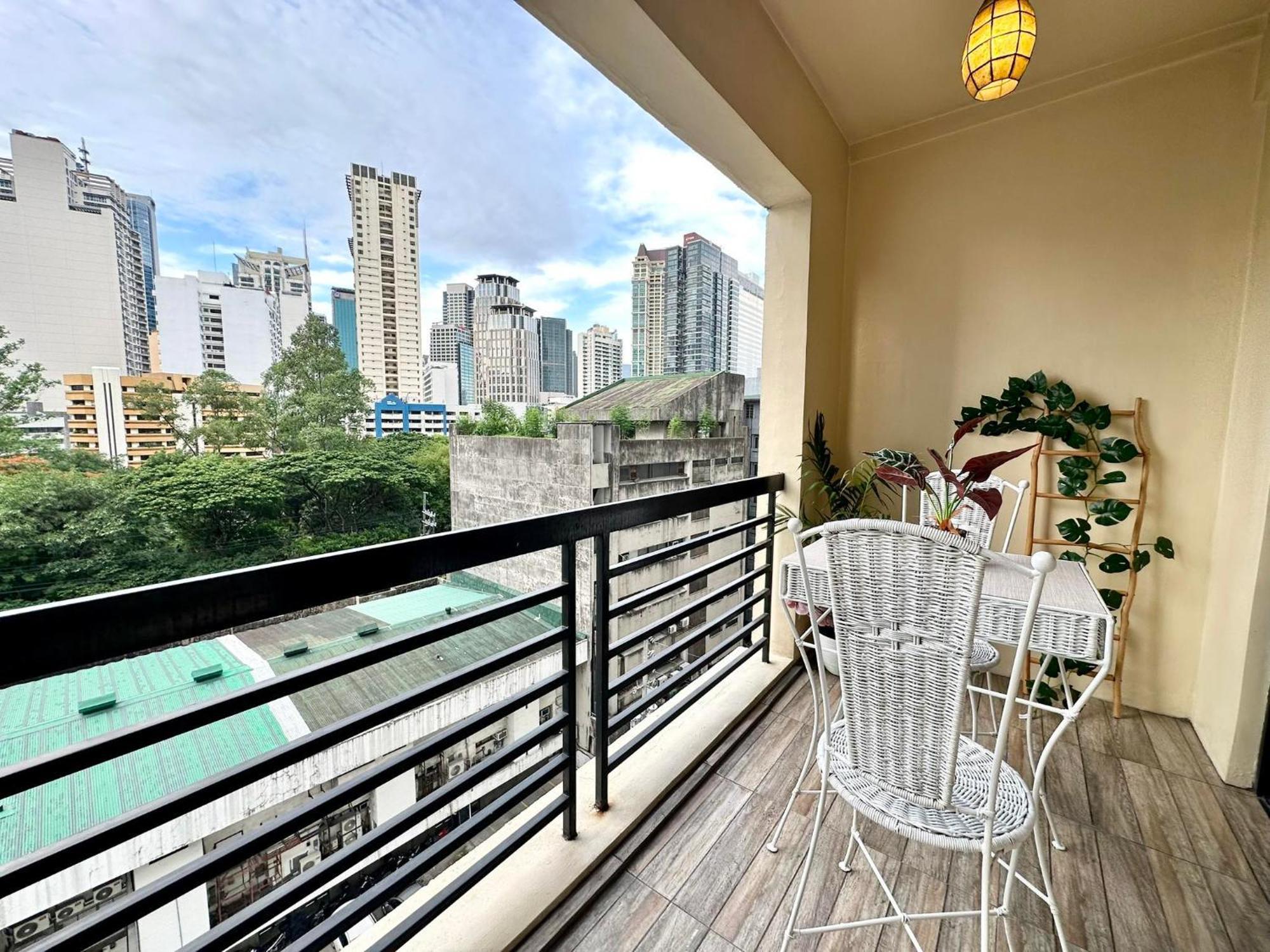 One Bedroom With Balcony By Christine Suites Ph In Greenbelt Radisson Makati City Exterior foto