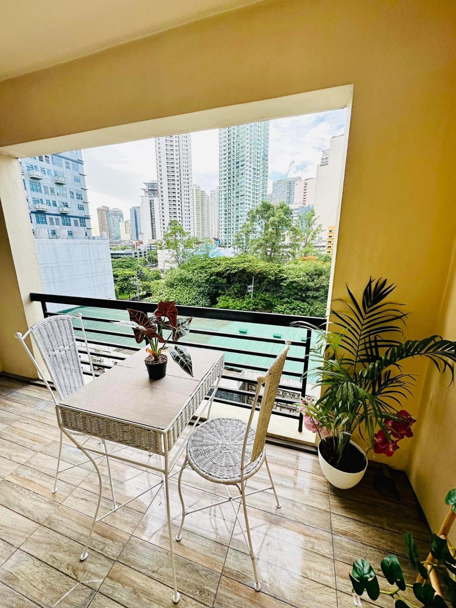 One Bedroom With Balcony By Christine Suites Ph In Greenbelt Radisson Makati City Exterior foto