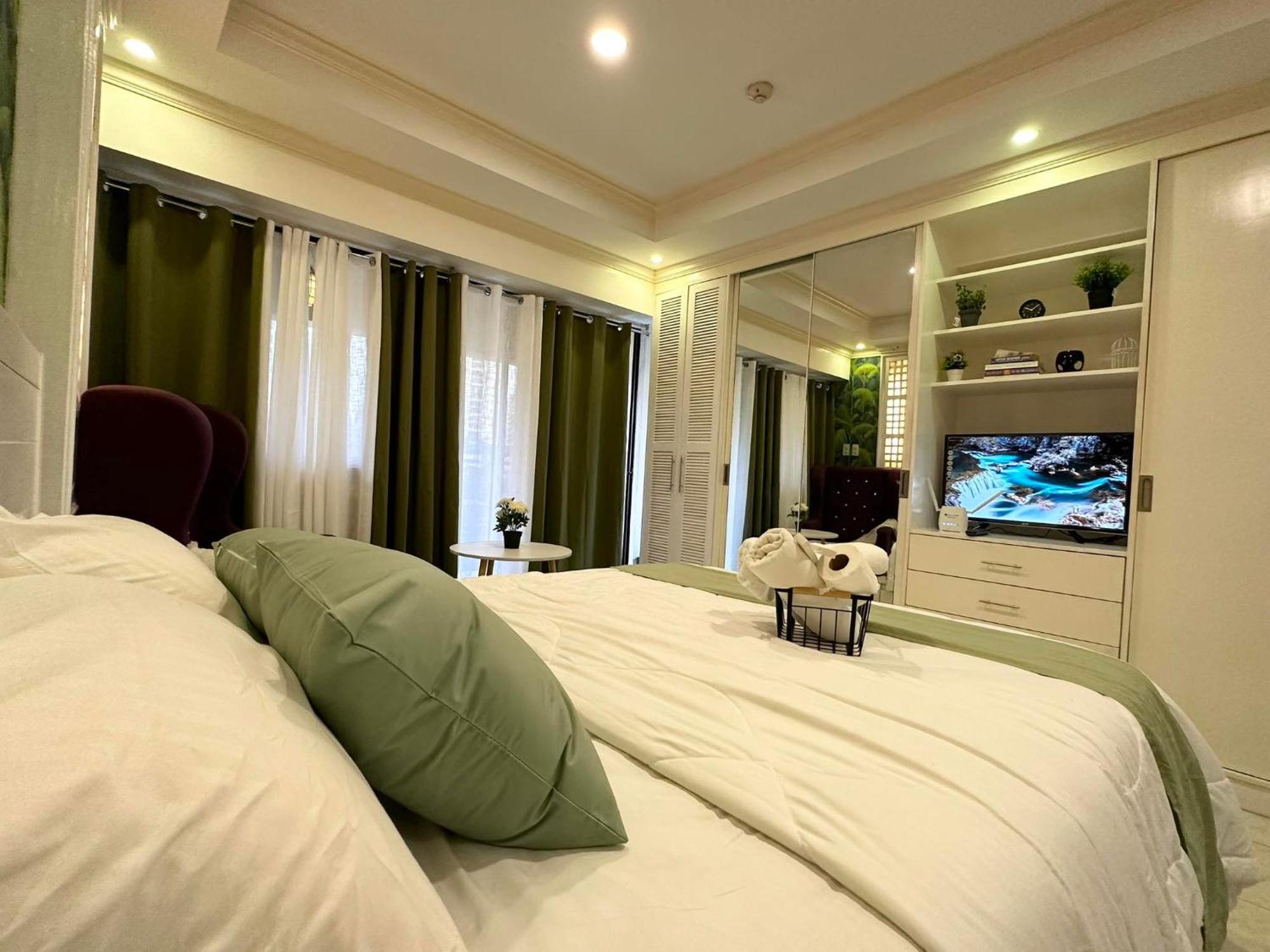 One Bedroom With Balcony By Christine Suites Ph In Greenbelt Radisson Makati City Exterior foto
