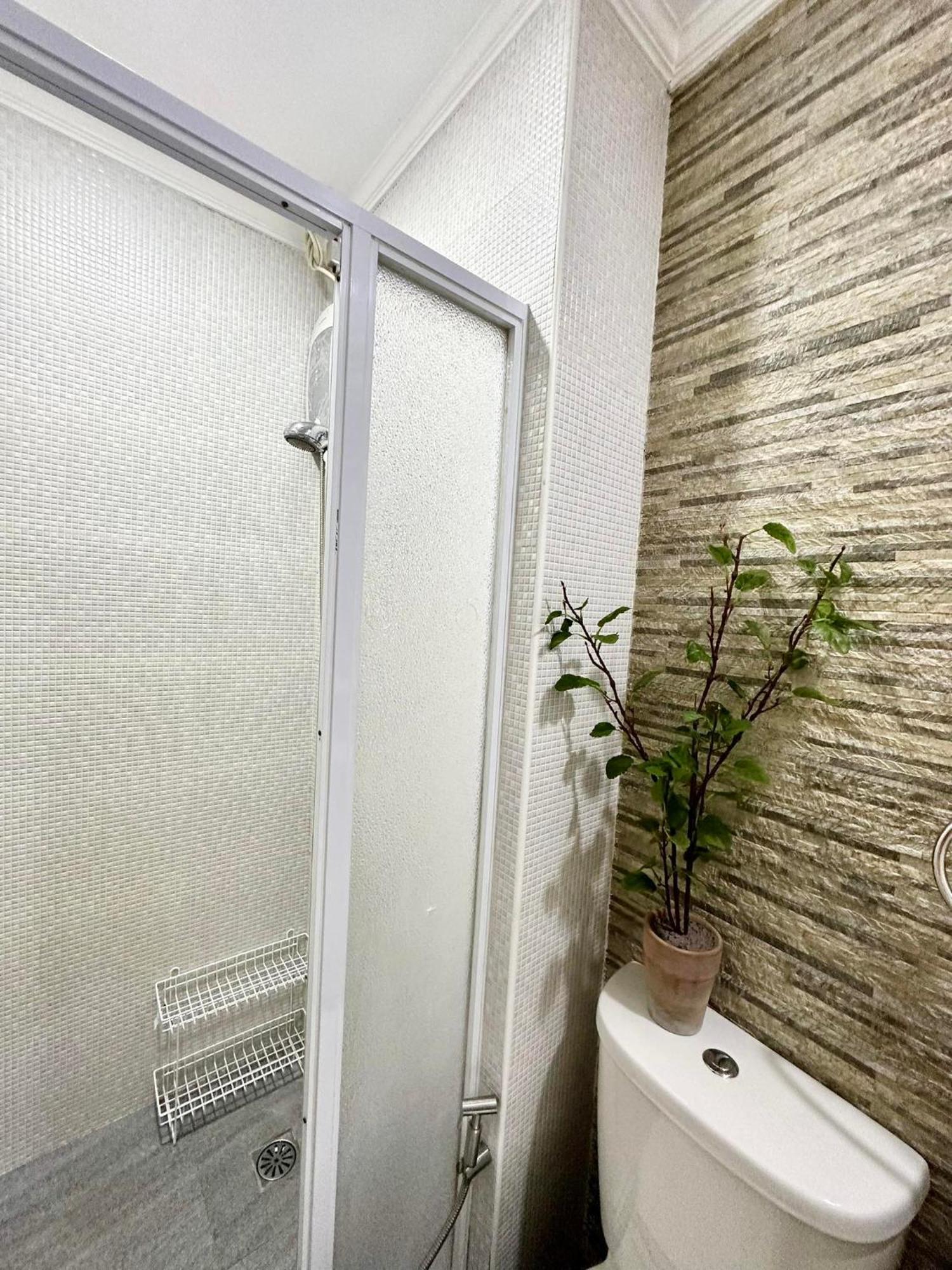 One Bedroom With Balcony By Christine Suites Ph In Greenbelt Radisson Makati City Exterior foto