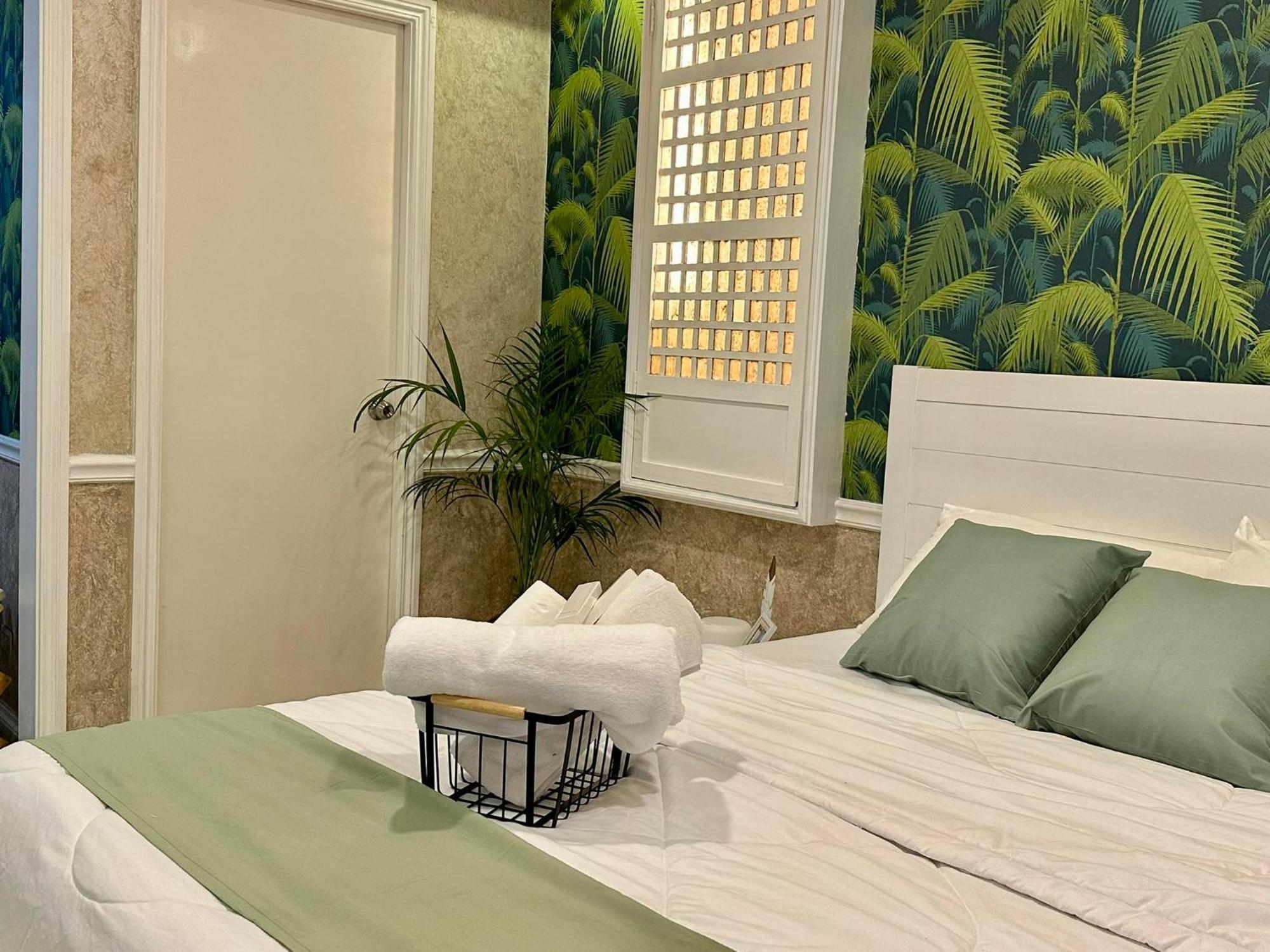 One Bedroom With Balcony By Christine Suites Ph In Greenbelt Radisson Makati City Exterior foto