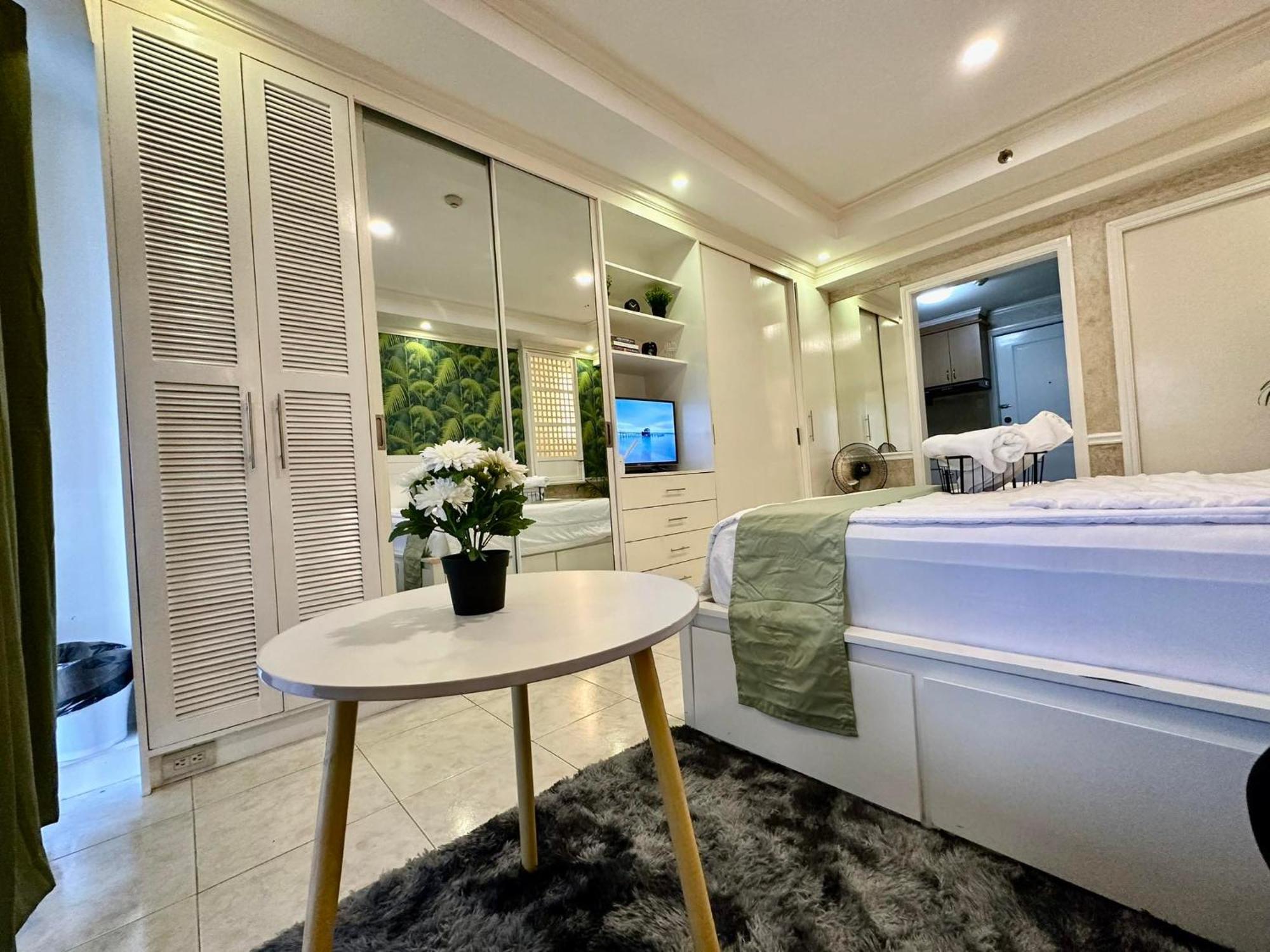 One Bedroom With Balcony By Christine Suites Ph In Greenbelt Radisson Makati City Exterior foto