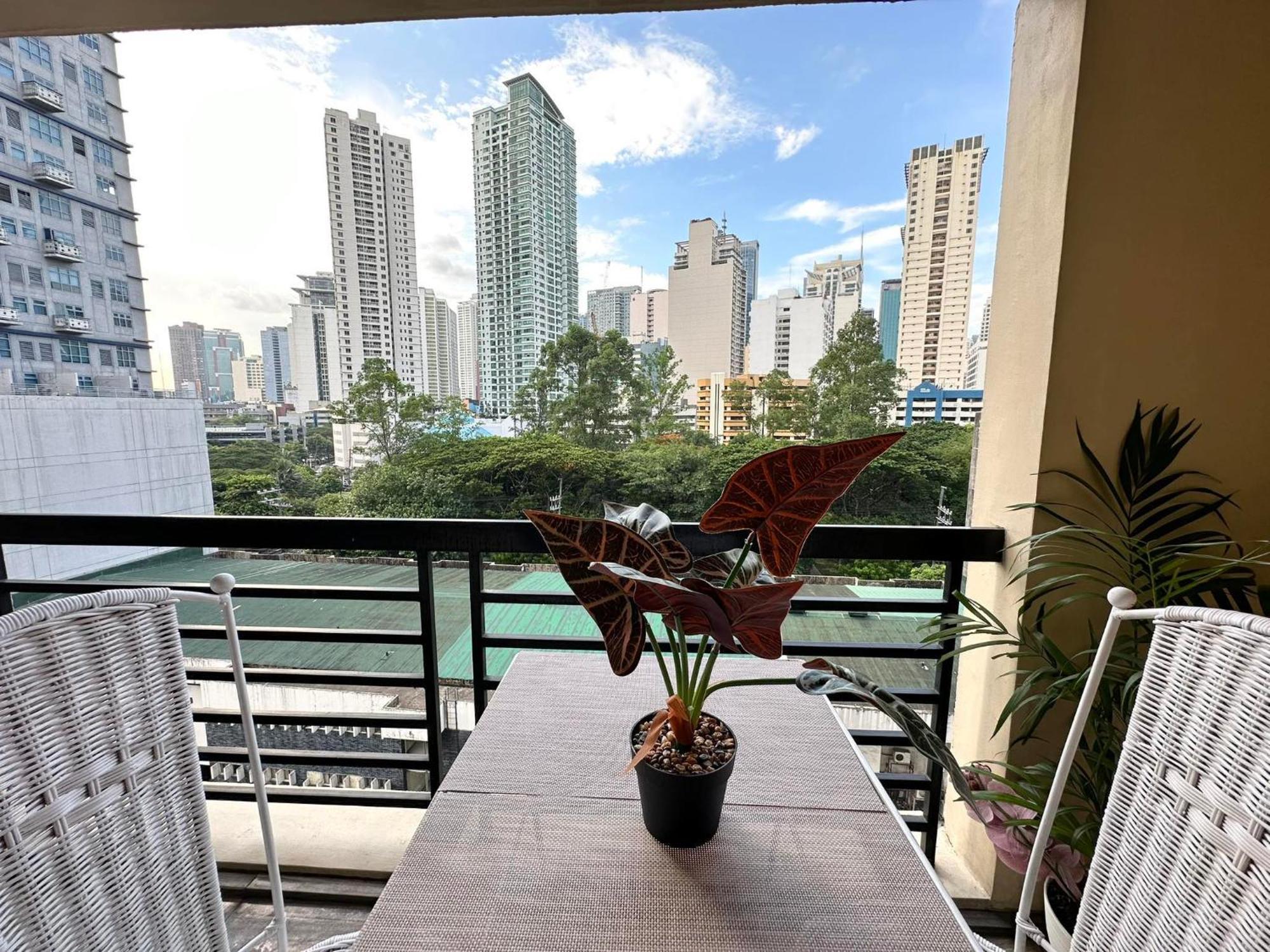 One Bedroom With Balcony By Christine Suites Ph In Greenbelt Radisson Makati City Exterior foto