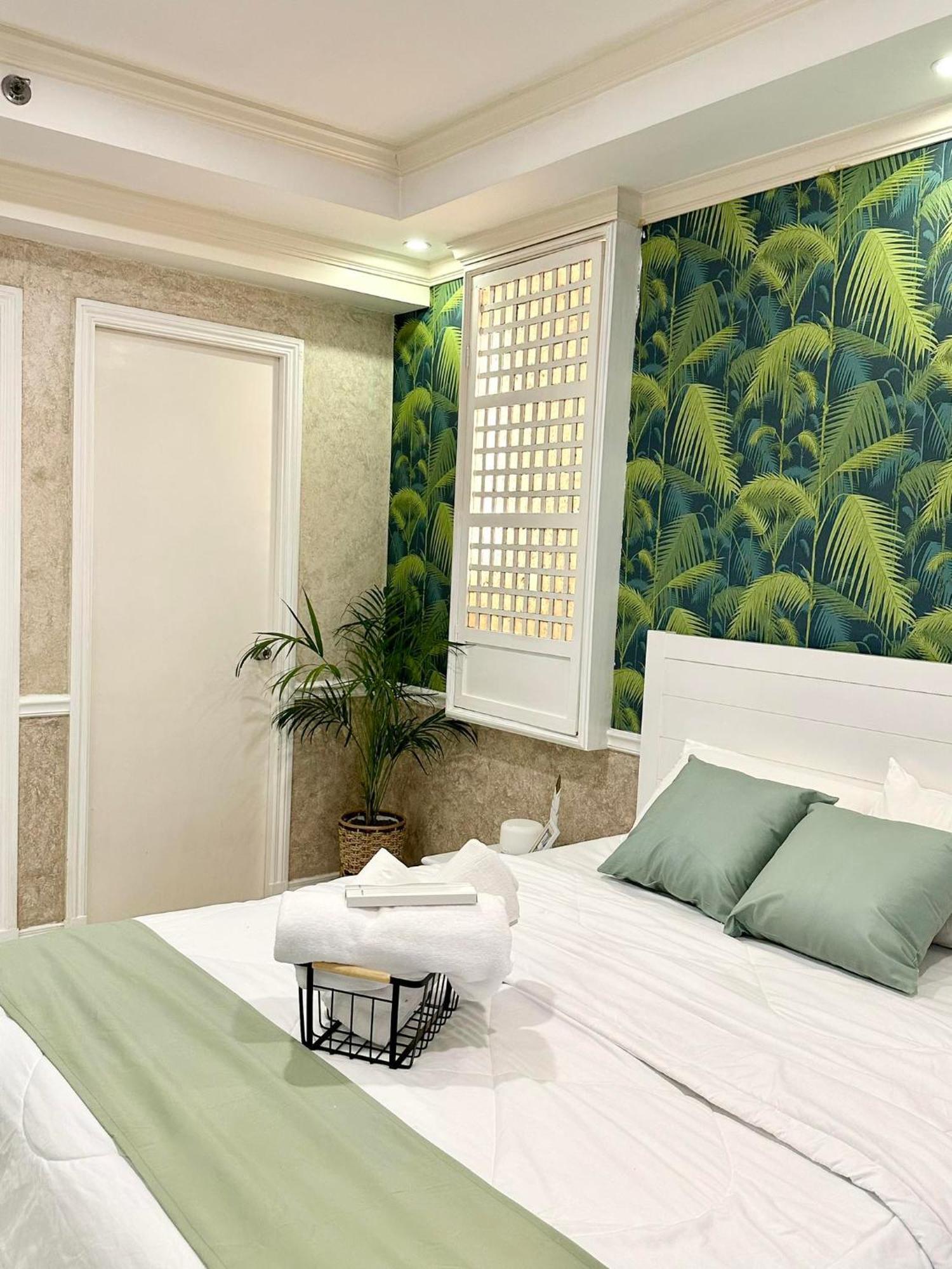 One Bedroom With Balcony By Christine Suites Ph In Greenbelt Radisson Makati City Exterior foto