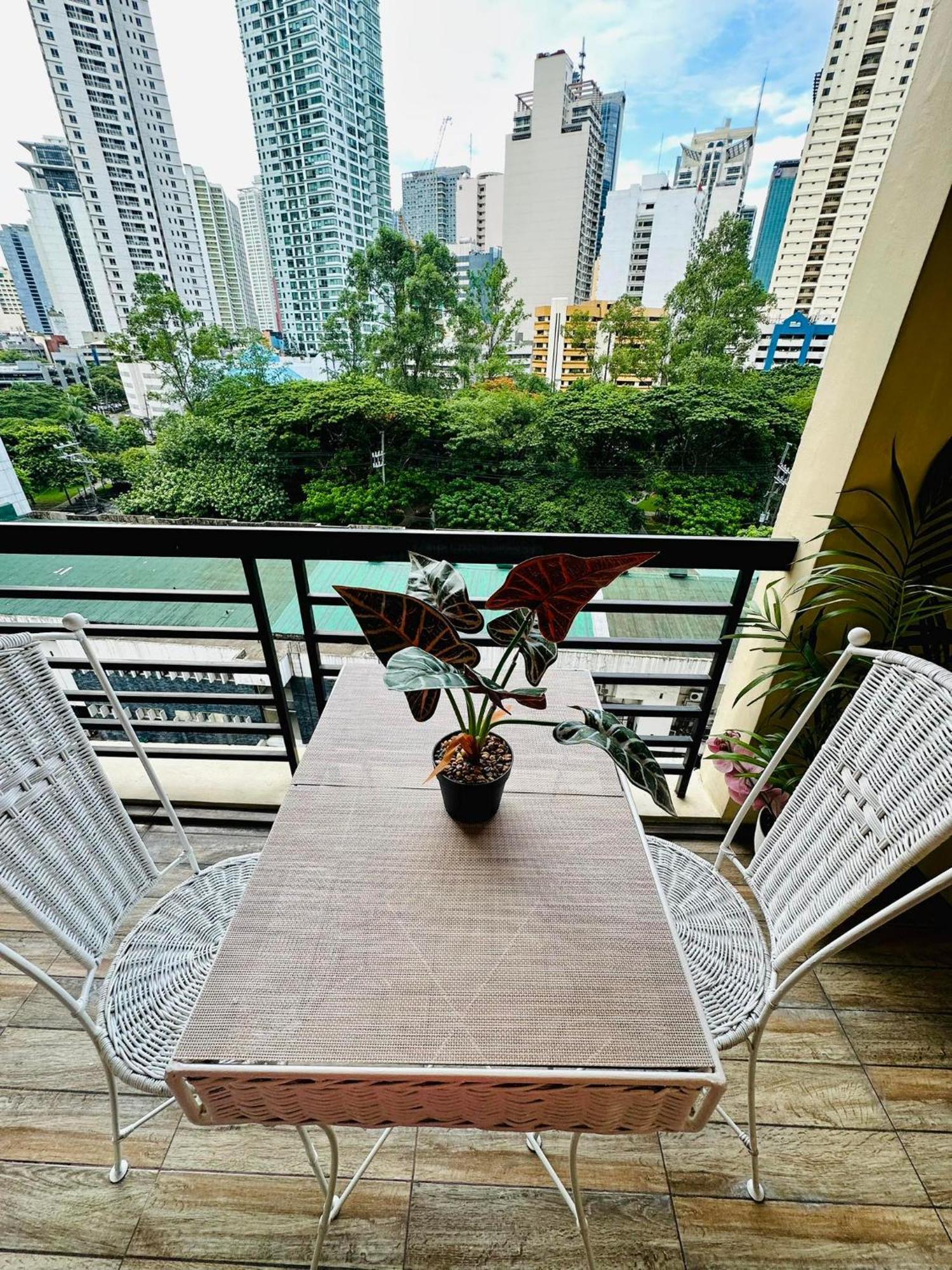 One Bedroom With Balcony By Christine Suites Ph In Greenbelt Radisson Makati City Exterior foto
