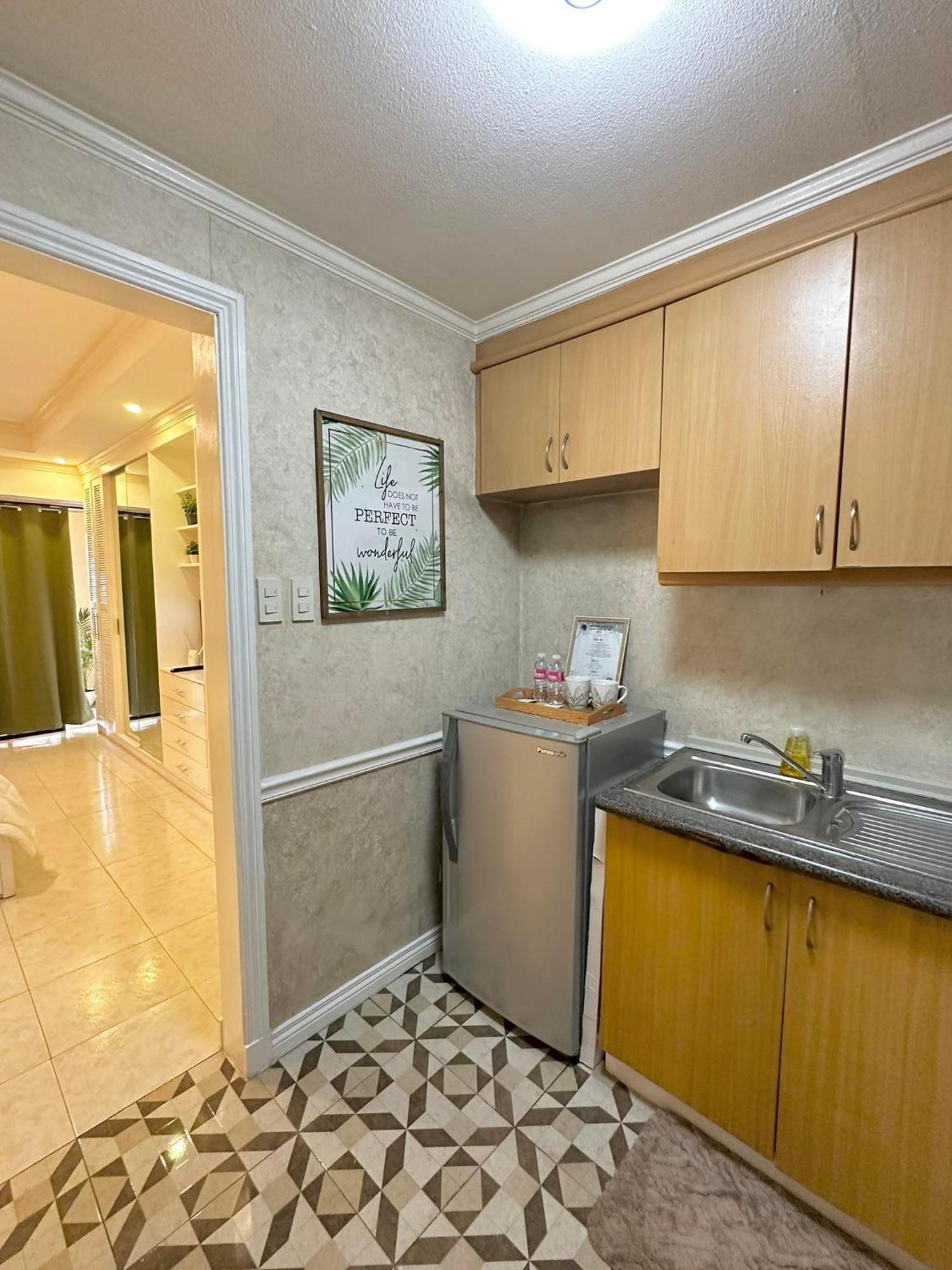 One Bedroom With Balcony By Christine Suites Ph In Greenbelt Radisson Makati City Exterior foto