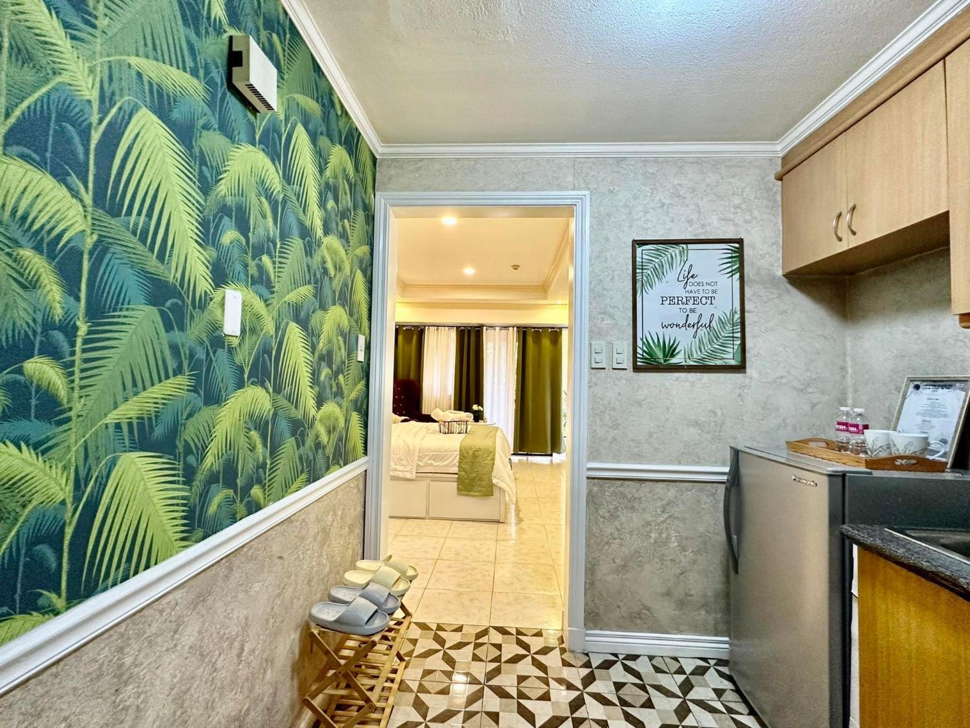 One Bedroom With Balcony By Christine Suites Ph In Greenbelt Radisson Makati City Exterior foto