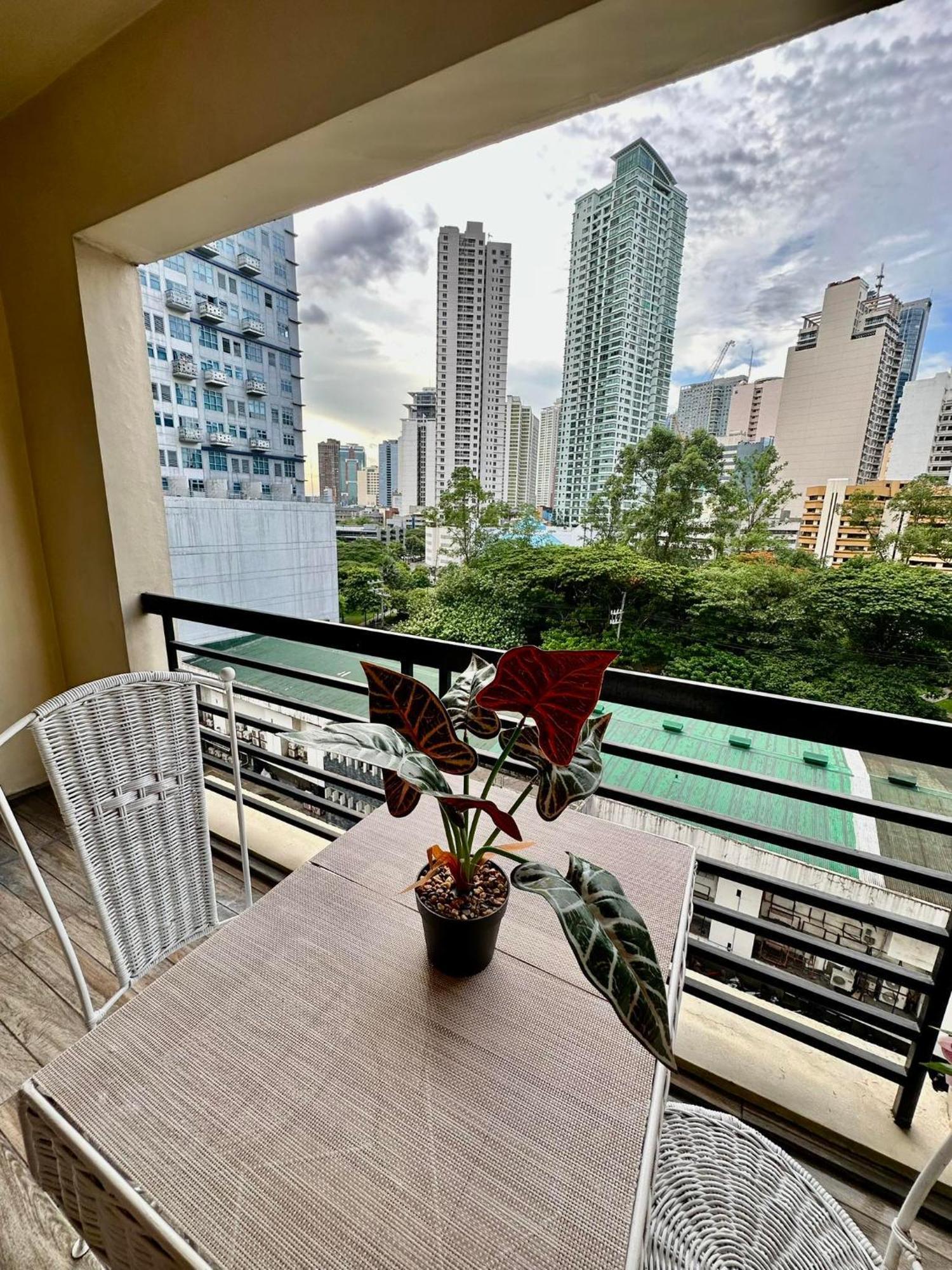 One Bedroom With Balcony By Christine Suites Ph In Greenbelt Radisson Makati City Exterior foto