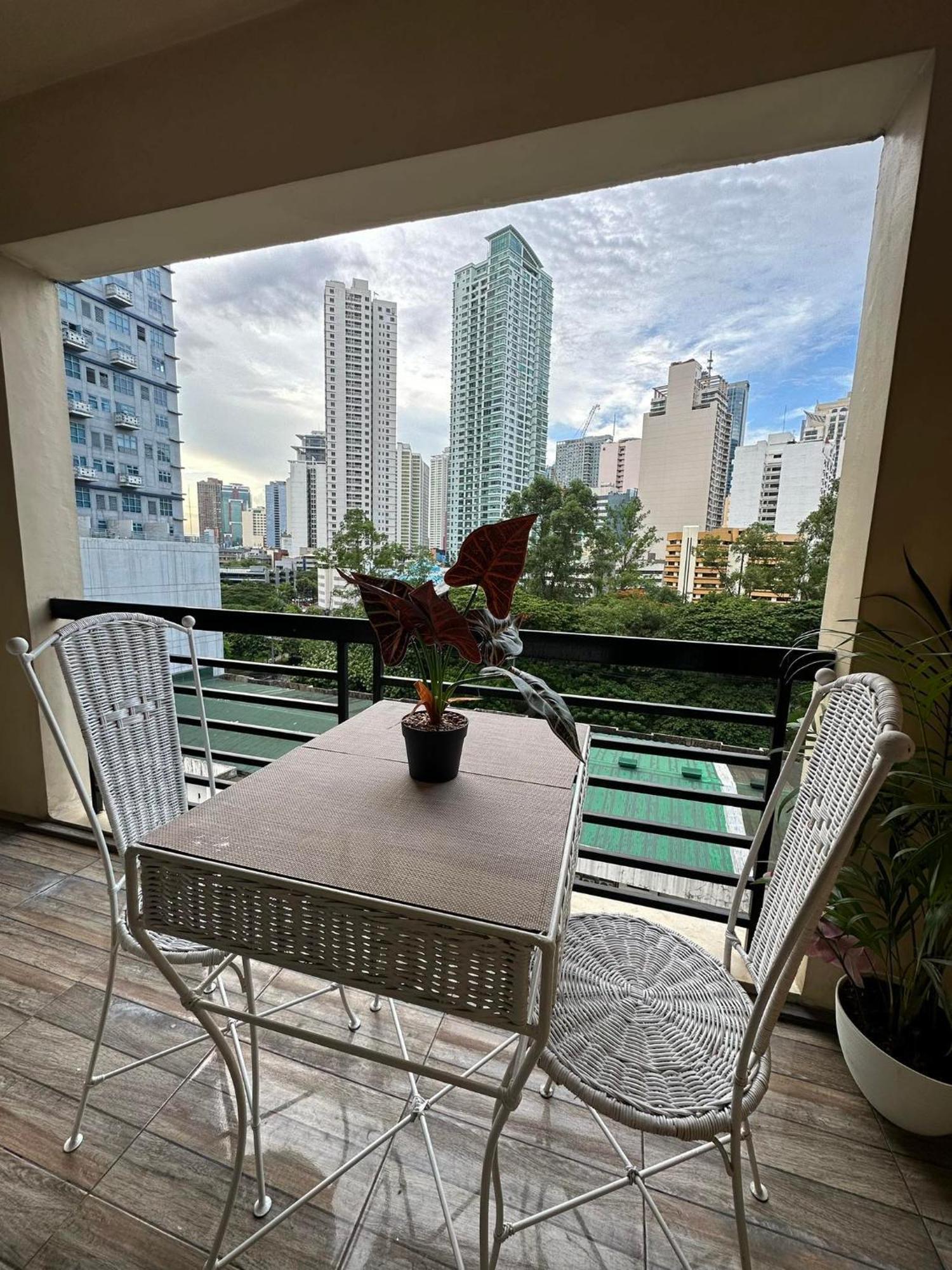 One Bedroom With Balcony By Christine Suites Ph In Greenbelt Radisson Makati City Exterior foto