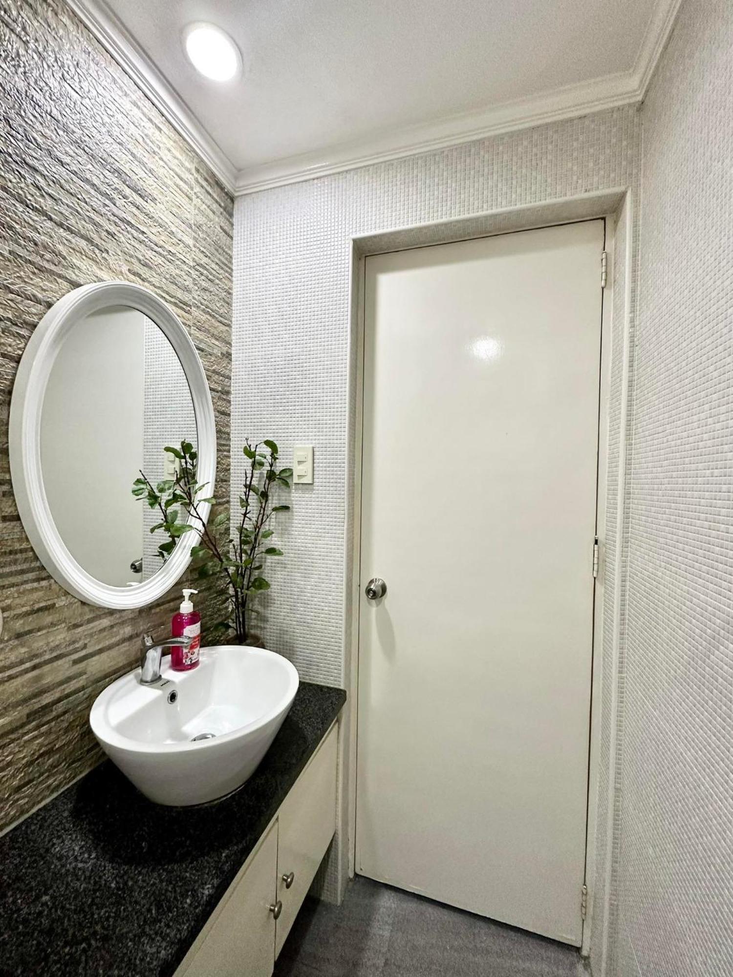 One Bedroom With Balcony By Christine Suites Ph In Greenbelt Radisson Makati City Exterior foto