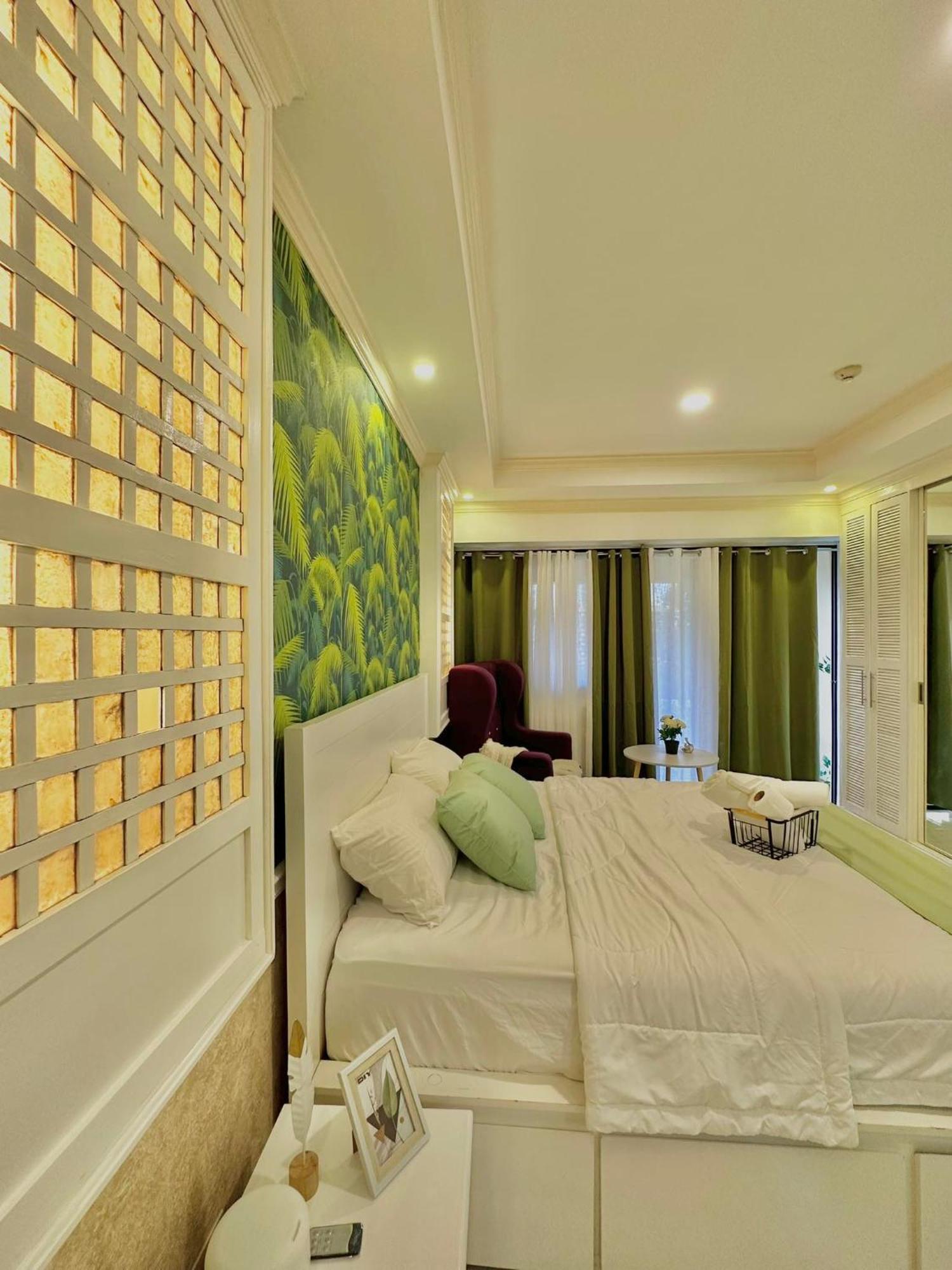 One Bedroom With Balcony By Christine Suites Ph In Greenbelt Radisson Makati City Exterior foto