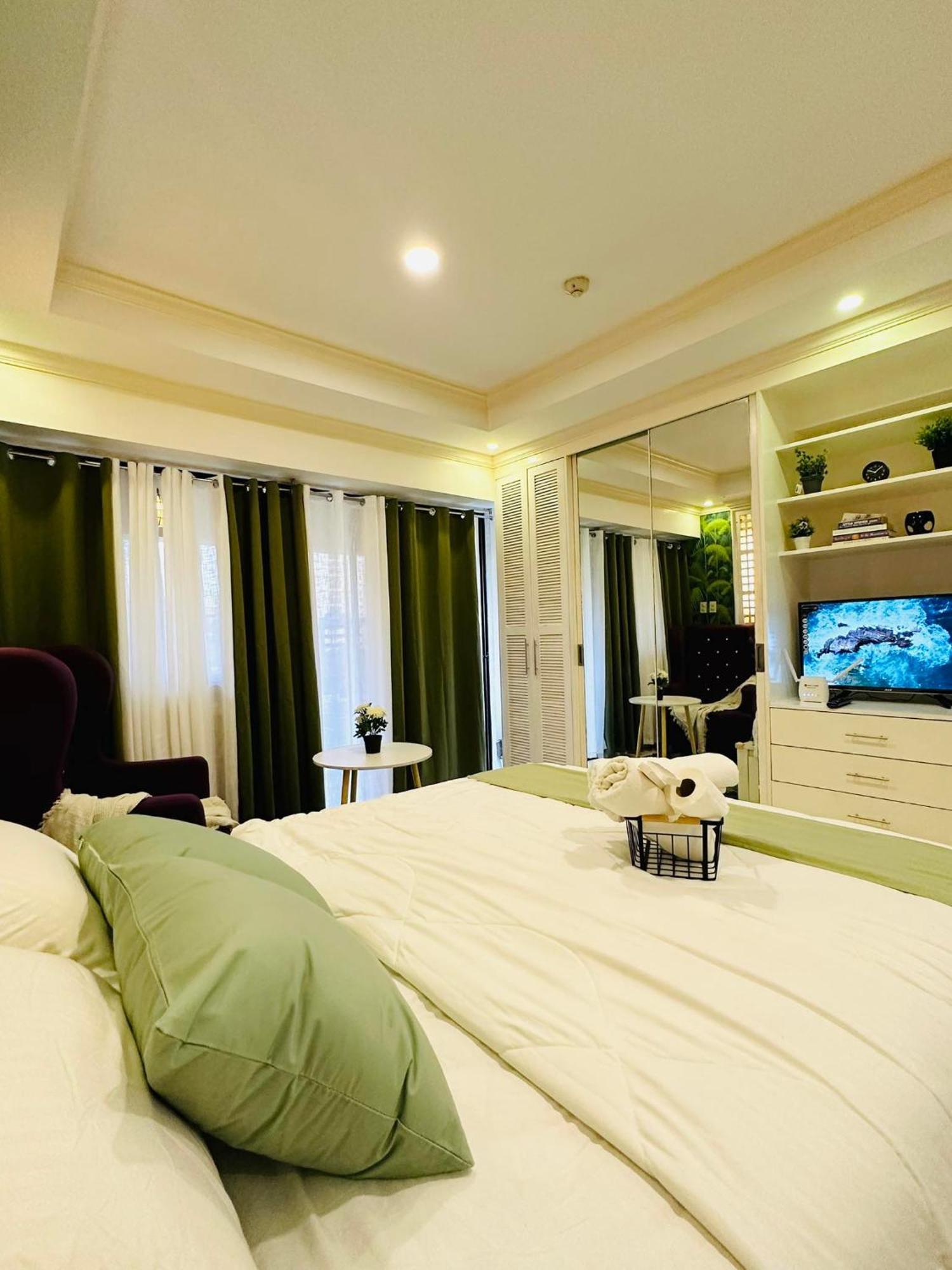 One Bedroom With Balcony By Christine Suites Ph In Greenbelt Radisson Makati City Exterior foto