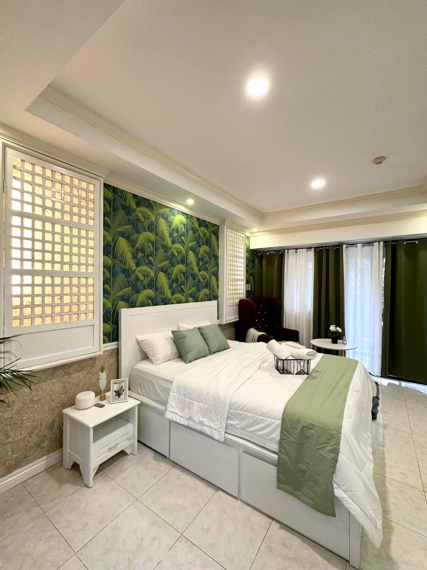 One Bedroom With Balcony By Christine Suites Ph In Greenbelt Radisson Makati City Exterior foto